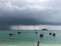 Quatre trombes marines simultanées en Thaïlande en 2018. © Satun’s resort island